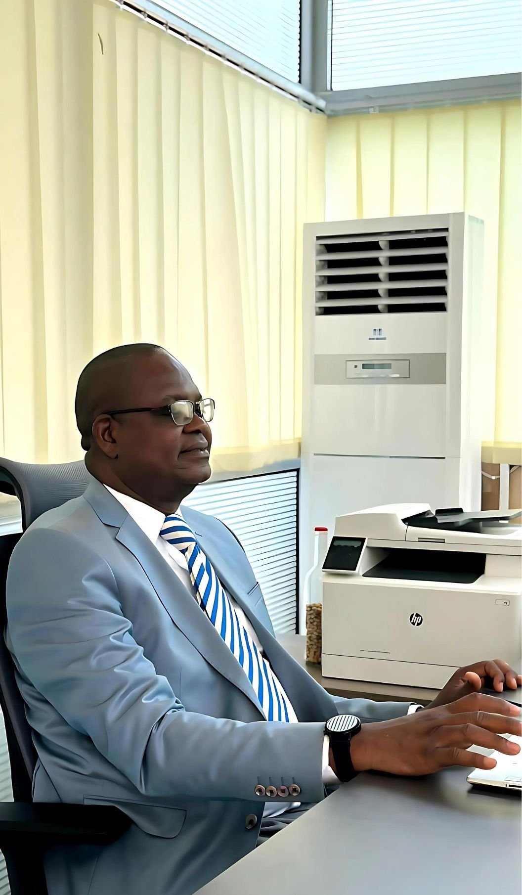 Le Professeur Raphaël KOUASSI est un éminent spécialiste de la littérature française, titulaire d’un doctorat de l’Université Blaise Pascal (Clermont-Ferrand, France).